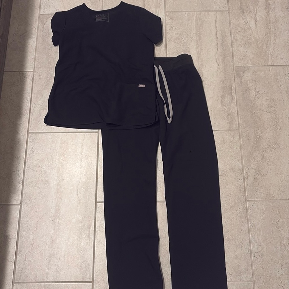Small Figs Scrubs in Black